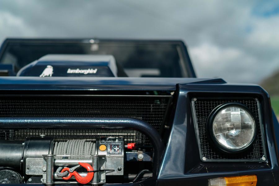 Детали экстерьера Lamborghini LM002 1997 года  (фото 39 из 45)
